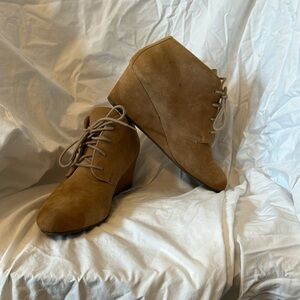 Vionic Suede tan wedge ankle boot - size 8